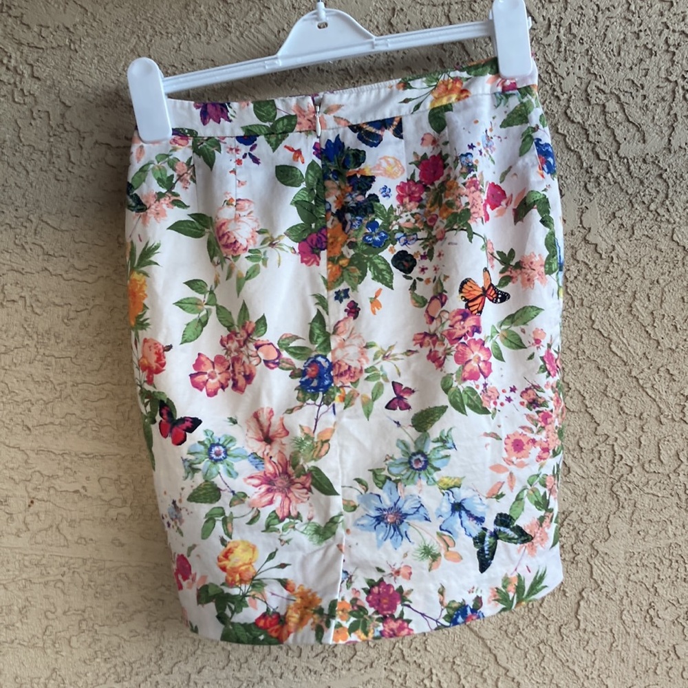 Ann Taylor loft petite. Size 0P White floral butterfly skirt with zipper